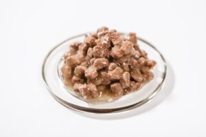 В каком типе влажного корма для кошек больше всего мяса?